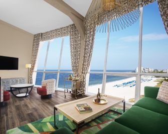 Bellwether Beach Resort - St. Pete Beach - Salon