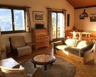 Spacious, 6-person chalet with stunning views in La Norma, French Alps - Villarodin-Bourget - Salon