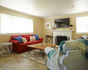 Downtown Palo Alto/Stanford 2 Bdrm - Palo Alto - Living room