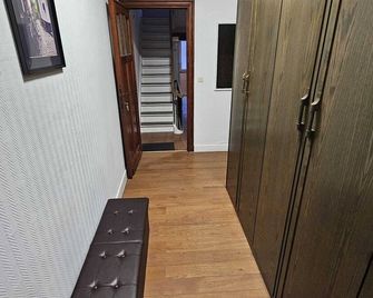 Beautiful, Renovated Fully Self Contained Room - Brussels - Hallway