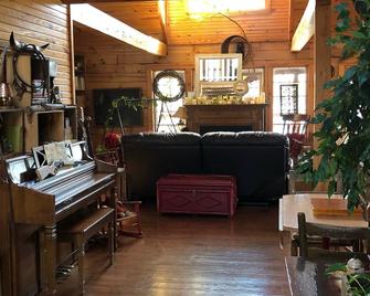 Lakeside Cabin, Fishing, Golf/Hiking Nearby, Canoe & Kayaks Onsite, Pet Friendly - Crofton - Living room