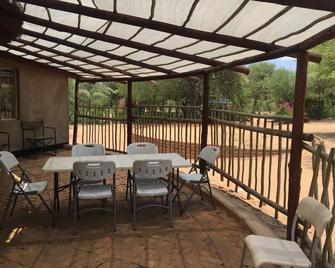Masama Lodge and Campsite - Serowe - Patio