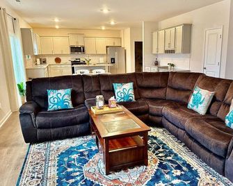 Spacious new house in Mebane, NC - Mebane - Living room