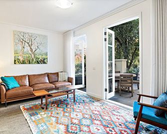 Modern East Melbourne 2-Bed Apartment with Parking - Melbourne - Living room