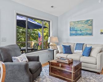 Wye Knot - Beautiful 3 King Lakefront Home: Private Dock, End of Cove - Sunrise Beach - Living room