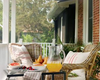 Luxurious farmhouse on Westlake Shore Sandbanks - Prince Edward - Patio