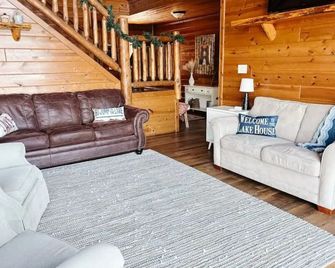 Newer, fully stocked lake house @ Lake Mohawksin. - Tomahawk - Huiskamer