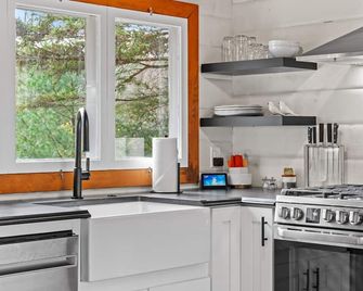 Cozy Modern 3-bedroom cabin, mountain views just 20 minutes from Jay Peak. - Montgomery - Kitchen