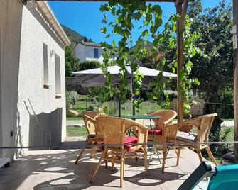 Comfortable house in quiet neighborhood 5 minutes walk from downtown - Saint-Jean-du-Gard - Terasa