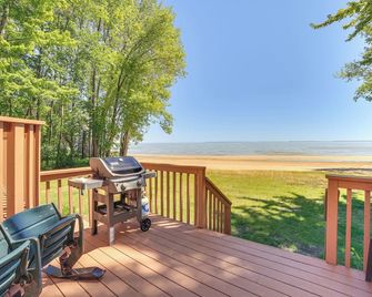Private Beach and Deck Spacious Lake Michigan Home - Menominee - Balcón