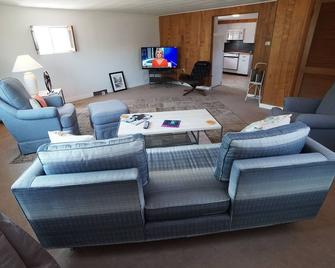Loft Apartment Across From Semo University Houch Field House. Walk To Events - Cape Girardeau - Living room