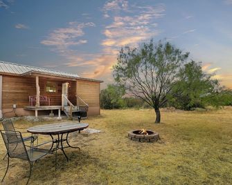 Whitetail Oaks The Hideout | Hill Country Cabin | Hot Tub | Full Kitchen | No Pets - Llano - Patio