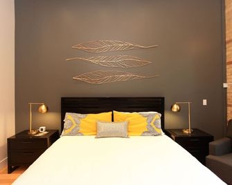 Discover the cozy Napoli Suite in the heart of downtown Saugatuck, a charming retreat for two. - Saugatuck - Schlafzimmer