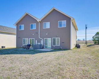 Stay and Play Spacious Concord Townhome Near Uptown - Concord - Building