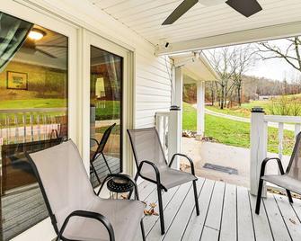 On 220 Acres: Home w/ Trails in West Liberty! - West Liberty - Balcón