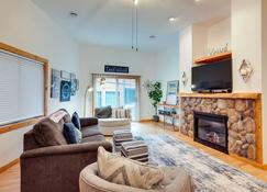 Lake Minocqua Condo with Shared Fire Pit! - Minocqua - Living room