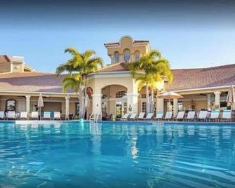 Your Adventure Begins Here! 20 min to Disney Park - Orlando - Piscina