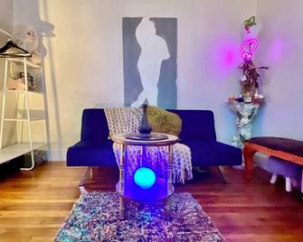 Happy artist Sasha hosting spacious prewar apartment in Flatbush broooklyn! - Brooklyn - Living room