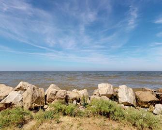 Jo's Hideaway, for Lake Erie lovers, fishermen and birders! Sleeps 4 - Oak Harbor - Beach
