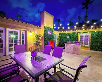 Vegas Family Escape w/ Pool, Free Spa Heat, Gym, & Game Room, Fun-Filled Villa! - Las Vegas - Patio