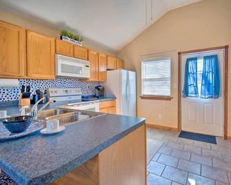 'The Brewer Guesthouse' Tiny Home w/ Patio & Yard! - Perryville - Kitchen
