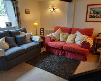 Charming listed cottage in Sidbury with pub & shop. 5 minute drive to Sidmouth. - Sidmouth - Living room