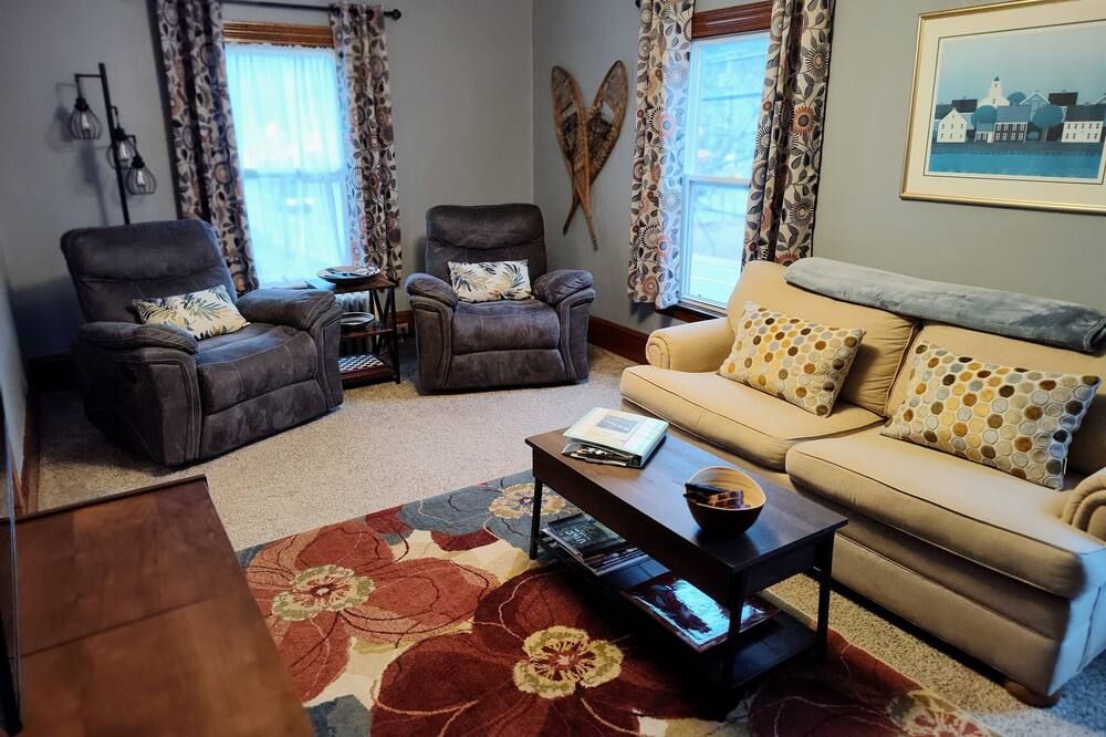 White Mountains Victorian on Main Street - Gorham - Salon