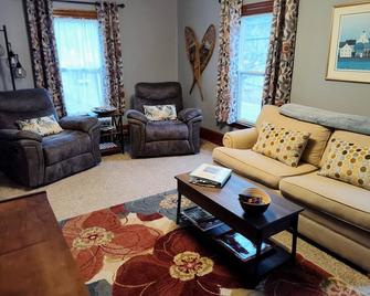 White Mountains Victorian on Main Street - Gorham - Living room