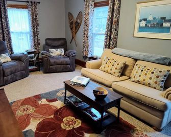 White Mountains Victorian on Main Street - Gorham - Salon