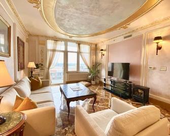 Enchanting 1 Bedroom 1 Bathroom Apt | Spa Shower | Free Secure Parking | Tysons - McLean - Living room