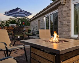 Lakehouse - Heated Pool, Hot Tub, Kayaks, Games, Fire Pit - Battle Creek - Patio