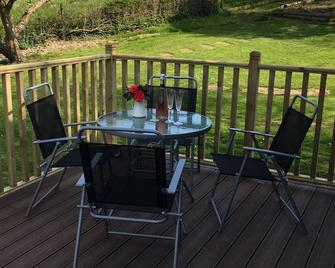 Cosy dog friendly lodge with an outdoor bath on the Isle of Wight - Ventnor - Balcony