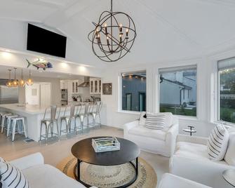 Vineyard Beach House - Southold - Living room