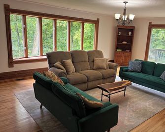 Welcome to St. John’s Hollow Retreat! Charming 3-bedroom house outside of Tiffin - Tiffin - Living room