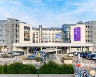 Radisson Blu Hotel, Hamburg Airport - Hamburg - Building