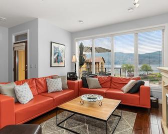 Barona Beach Lakefront Luxury in front of world class wineries - West Kelowna - Living room