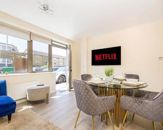 Prime Luxury, Heathrow, Freeparking, Wifi, Netflix - West Drayton - Dining room