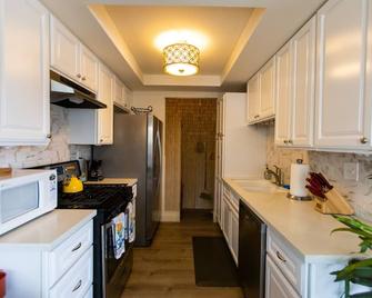 Family-friendly 2bd Condo in Historic San Juan + Patio! - San Juan Capistrano - Kitchen
