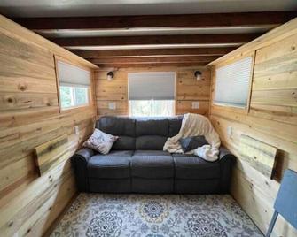 Tiny House nestled into the Forest on 160 acre Playground. - Roseburg - Living room