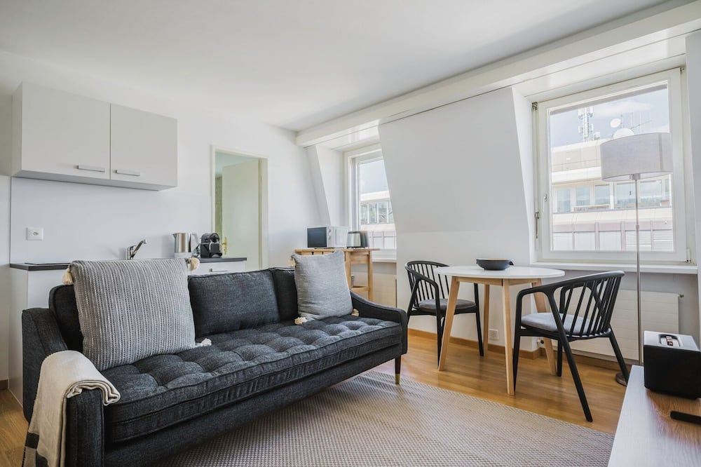 Cool Seefeld Studio, near Opera, 1 min to Lake, by Blueground - Zürich - Vardagsrum