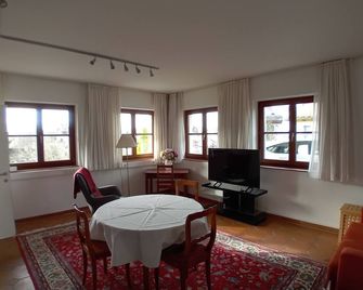 Quiet small apartment for 2 (max. 4) people near the center with lake view - Bregenz - Dining room