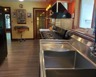 The Old Dam Inn - A Spacious Waterfront Retreat in Northwestern Michigan - Newaygo - Cocina