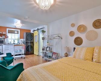 Cozy, quiet, and private guest house central to Abilene! - Abilene - Bedroom
