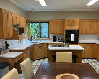 The HI-Mark House - Hot tub,AC,Pool table, Pool May2026 - Sicamous - Kitchen