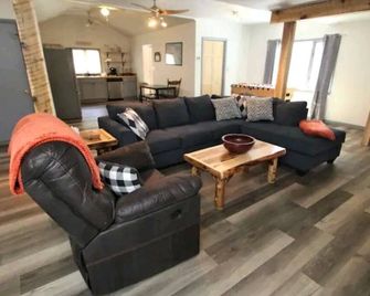 Outdoor hot tub & indoor soaking tub, bonfire pit, picnic area, foosball & more - Somerset - Living room