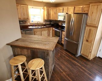 20 Acres, Located Near Beaches, Snowmobile Trails And Other Local Attractions. - Montague - Cocina