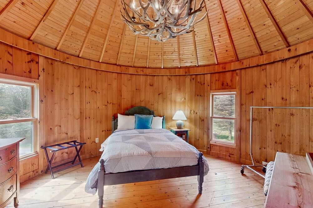Converted silo apartment, peaceful grounds, two ponds, kitchenette, internet - Dorset - Bedroom