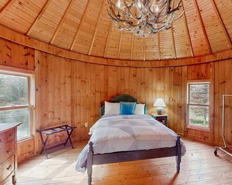 Converted silo apartment, peaceful grounds, two ponds, kitchenette, internet - Dorset - Bedroom