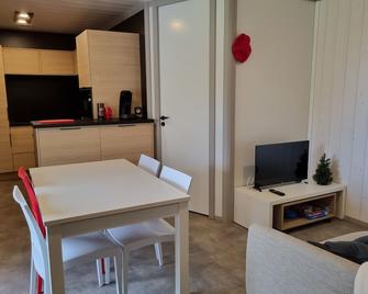 Chalet Etxetxoa, de 1 à 4 personnes avec Climatisation, Terrain privé et Piscine - Hasparren - Salle à manger