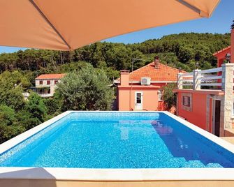 3 bedroom nice home in Smokvica - Smokvica - Piscina